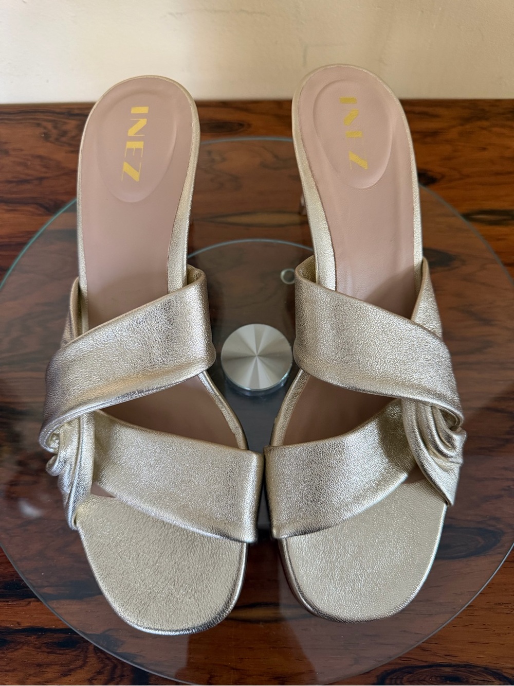 Inez Isa Heel slides in Gold metallic / Champagne Nappa in size 8